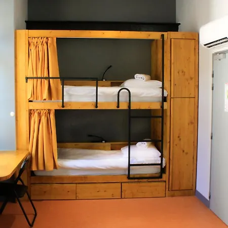 Le Leo De Hostel *