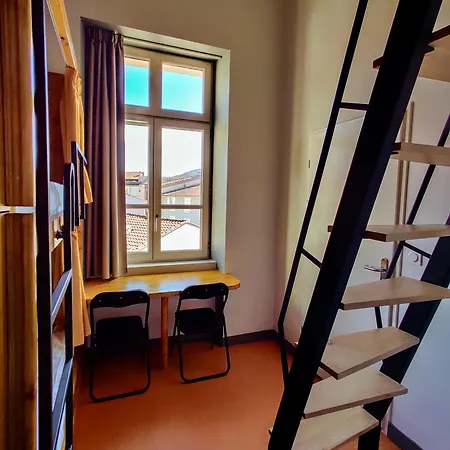 Le Leo De Hostal *
